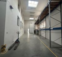 Sklad + kancelárie 1349 m² logistický objekt s rampami -Banská Bystria - Sklady a haly s regálmi a paletovým vozíkom.