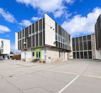 Komerčné priestory pri hlavnej ceste s parkoviskom -Žiar nad Hronom - Gastro priestory so strohou architektúrou v meste Žiar nad Hronom, okres Žiar nad Hronom.