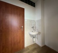 Prenájom kancelárske priestory 27 m² -Banská Bystrica, Zvolenská cesta - Kancelárie s umývadlom, dverami a podlahou s dreveným dekorom.