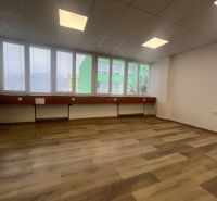 Prenájom kancelárske priestory 27 m² -Banská Bystrica, Zvolenská cesta - Prázdna kancelária s podlahou s dreveným dekorom a veľkými oknami.