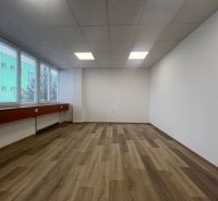 Prenájom kancelárske priestory 27 m² -Banská Bystrica, Zvolenská cesta - Kancelárie s veľkými oknami a podlahou s dreveným dekorom.