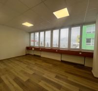 Prenájom kancelárske priestory 27 m² -Banská Bystrica, Zvolenská cesta - Kancelárie s veľkými oknami a podlahou s dreveným dekorom.