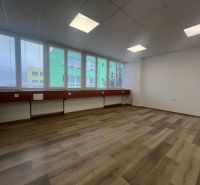 Prenájom kancelárske priestory 27 m² -Banská Bystrica, Zvolenská cesta - Kancelárie s veľkými oknami a podlahou s dreveným dekorom.