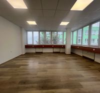 Prenájom kancelárske priestory 39,6 m² -B. Bystrica, Zvolenská cesta - Kancelárie s podlahou s dreveným dekorom a veľkými oknami, Banská Bystrica.