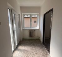 Rodinný dom v obci Vrakúň. - Úzka chodba v rodinnom dome s bielymi stenami a francúzskymi dverami.