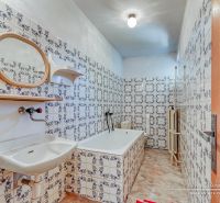 6-izbový rodinný dom v obci Biely Kostol - Kúpeľňa so vzorovanými obkladmi, umývadlom a vaňou v rodinnom dome.