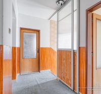 6-izbový rodinný dom v obci Biely Kostol - Vstupná chodba rodinného domu s drevenými stenami a dverami s matným sklom.