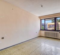 6-izbový rodinný dom v obci Biely Kostol - Izba v rodinnom dome s veľkým oknom a radiátorom, podlaha s dekorom lino.