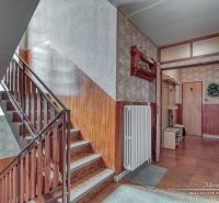 6-izbový rodinný dom v obci Biely Kostol - Schodisko v Rodinnom dome s dreveným zábradlím a podlahou s dreveným dekorom.