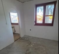 PREDAJ : 3 IZBOVÝ BYT V ZEMIANSKEJ OLČI  - Nevyhotovená stena a okná v izbe 3-izbového bytu s možnou renováciou.