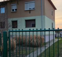 PREDAJ : 3 IZBOVÝ BYT V ZEMIANSKEJ OLČI  - Dom obklopený zeleňou s plotom v Zemianskej Olči, 3-izbový byt na druhom poschodí.