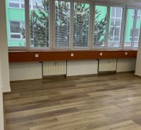Na prenájom kancelárske priestory 66,6 m² - Banská Bystrica, Zvolenská - Kancelárie s veľkými oknami, podlaha s dreveným dekorom, svetlé steny a podhľad.
