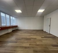 Na prenájom kancelárske priestory 66,6 m² - Banská Bystrica, Zvolenská - Kancelárie so svetlými stenami a podlahou s dreveným dekorom, presklené okná a biely strop.