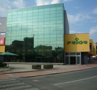 Prenájom komerčných priestorov v OD Prior, centrum  - Banská Bystrica  - Obchodné centrum s presklenou fasádou na Robotníckej v Banskej Bystrici, okres Banská Bystrica.