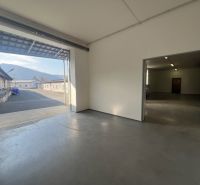 Skladové a výrobné priestori s kanceláriami 130 m² /180 m² /198 m² BB - Sklady a haly v okrese Banská Bystrica, viditeľný vstup a zázemie budovy.
