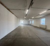 Skladové a výrobné priestori s kanceláriami 130 m² /180 m² /198 m² BB - Rozsiahla prázdna hala s betónovou podlahou v budove Sklady a haly.