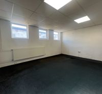 Skladové a výrobné priestori s kanceláriami 130 m² /180 m² /198 m² BB - Izba so zníženým stropom, tromi oknami a radiátorom v Sklady a haly.