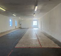 Skladové a výrobné priestori s kanceláriami 130 m² /180 m² /198 m² BB - Prázdna interiérová miestnosť v Sklady a haly s betónovou podlahou a osvetlením.