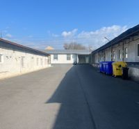 Skladové a výrobné priestori s kanceláriami 130 m² /180 m² /198 m² BB - Exteriér Sklady a haly s farebnými kontajnermi v Banskobystrici, Cementárenská cesta.