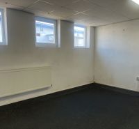 Skladové a výrobné priestori s kanceláriami 130 m² /180 m² /198 m² BB - Miestnosť s oknami, radiátorom a gumovou podlahou v sklade a halách.
