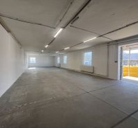 Skladové a výrobné priestori s kanceláriami 130 m² /180 m² /198 m² BB - Priestranný interiér Sklady a haly s betónovou podlahou a množstvom denného svetla.