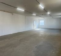 Skladové a výrobné priestori s kanceláriami 130 m² /180 m² /198 m² BB - Priestranný prázdny interiér s betónovou podlahou a bielymi stenami v skladoch a halách.
