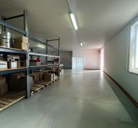 Skladové a výrobné priestori s kanceláriami 130 m² /180 m² /198 m² BB - Sklenené regály s krabicami v skladoch a halách, osvetlené prirodzeným svetlom.