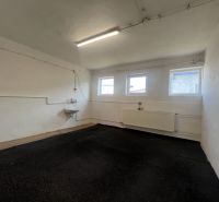 Skladové a výrobné priestori s kanceláriami 130 m² /180 m² /198 m² BB - Prázdna miestnosť v Sklady a haly s oknami, umývadlom a radiátorom.