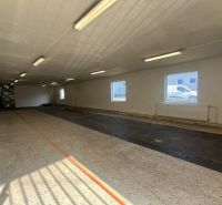 Skladové a výrobné priestori s kanceláriami 130 m² /180 m² /198 m² BB - Hala s osvetlením, podlahou, oknami a dverami v skladoch a halách.