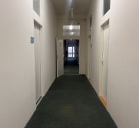 Na prenájom kancelária 24m2 - Banská Bystrica, Zvolenská cesta NO556ZL - Chodba v kancelárii s dvermi na oboch stranách.