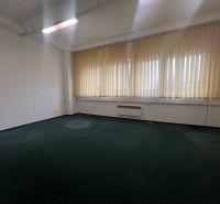 Na prenájom kancelária 24m2 - Banská Bystrica, Zvolenská cesta NO556ZL - Prázdna kancelária s tmavým kobercom a veľkými oknami so žalúziami.