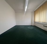 Na prenájom kancelária 24m2 - Banská Bystrica, Zvolenská cesta NO556ZL - Kancelárie s kobercom a záclonami na veľkých oknách.