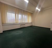 Na prenájom kancelária 24m2 - Banská Bystrica, Zvolenská cesta NO556ZL - Kancelárie s tmavým kobercom a vertikálnymi žalúziami pri veľkých oknách.
