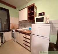 AREÁL 3 REKREAČNÝCH CHÁT PRI PODHÁJSKEJ – IDEÁLNE PRE DETSKÉ TÁBORY, R - Kuchynský kút so spotrebičmi v chate, podlaha s dreveným dekorom.