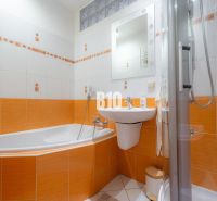 2 izbový kompletne zariadený byt Sever na prenájom - Kúpeľňa v 2-izbovom byte s dominantnými oranžovými obkladačkami a vaňou.