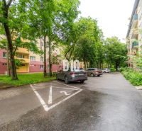2 izbový kompletne zariadený byt Sever na prenájom - Parkovisko s autami a obytnými domami obklopené zeleňou v Martine.