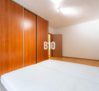 2 izbový kompletne zariadený byt Sever na prenájom - Spálňa s veľkou skriňou v 2-izbovom byte, podlaha s dreveným dekorom.