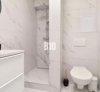 2 izbový byt na predaj Považská Bystrica - Kúpeľňa v 2-izbovom byte s moderným sprchovým kútom a bielou sanitou.