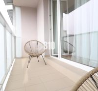 2 izbový byt na predaj Považská Bystrica - Balkón s posedením v 2-izbovom byte s dlaždenou podlahou.