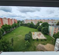 Predáme novorekonštruovanú garzonku v Šali - Výhľad z nehnuteľnosti na Nešporovej ulici v Šali s ihriskom a sídliskom.