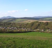 Bogliarka – 56.200 m2 ORNÁ PÔDA - Pohľad na poľnohospodárske a lesné pozemky v Bogliarke s kopcovitým horizontom a dedinou.