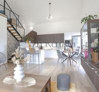 NA PREDAJ 4 IZBOVÝ RODINNÝ DOM - NOVOSTAVBA, ŠAMORÍN - Rodinný dom s otvorenou obývačkou, kuchyňou, jedálenským stolom a schodmi na poschodie.