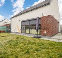 NA PREDAJ 4 IZBOVÝ RODINNÝ DOM - NOVOSTAVBA, ŠAMORÍN - Bungalov s trávnikom a terasou, za plotom je vidieť Rodinný dom.