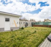 NA PREDAJ 4 IZBOVÝ RODINNÝ DOM - NOVOSTAVBA, ŠAMORÍN - Záhrada pri rodinnom dome s altánkom, sedením a udržiavaným trávnikom pre relax a oddych.