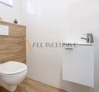 NA PREDAJ 4 IZBOVÝ RODINNÝ DOM - NOVOSTAVBA, ŠAMORÍN - Interiér kúpeľne s dreveným obkladom a elegantným vybavením v rodinnom dome.