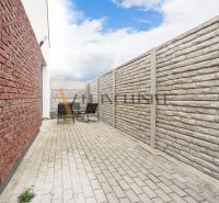 NA PREDAJ 4 IZBOVÝ RODINNÝ DOM - NOVOSTAVBA, ŠAMORÍN - Dlaždený dvor s tehlovým plotom a vonkajším sedením pri rodinnom dome, pod modrou oblohou.