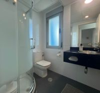 Na predaj apartmán - Mar Menor, Španielsko A500ZL - Kúpeľňa s toaletou, sprchovacím kútom a umývadlom v rekreačnom apartmáne.