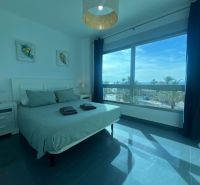 Na predaj apartmán - Mar Menor, Španielsko A500ZL - Spálňa rekreačného apartmánu s veľkým oknom, posteľou a stolíkmi.