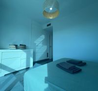 Na predaj apartmán - Mar Menor, Španielsko A500ZL - Rekreačný apartmán so svetlou izbou, posteľou, komodou a lodžou v modrých tónoch.