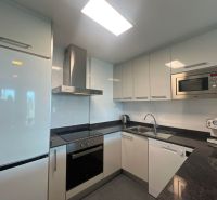 Na predaj apartmán - Mar Menor, Španielsko A500ZL - Kuchyňa v rekreačnom apartmáne s bielymi skrinkami, spotrebičmi a čiernou pracovnou doskou.